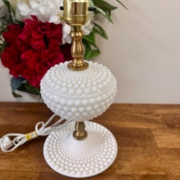 Vintage Milk Glass Hobnail Table Lamp Brass‎ Accent – Tested & Working - Picture 4 of 7